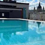 Luxe Central Studio With Pool, Parking & Ac
