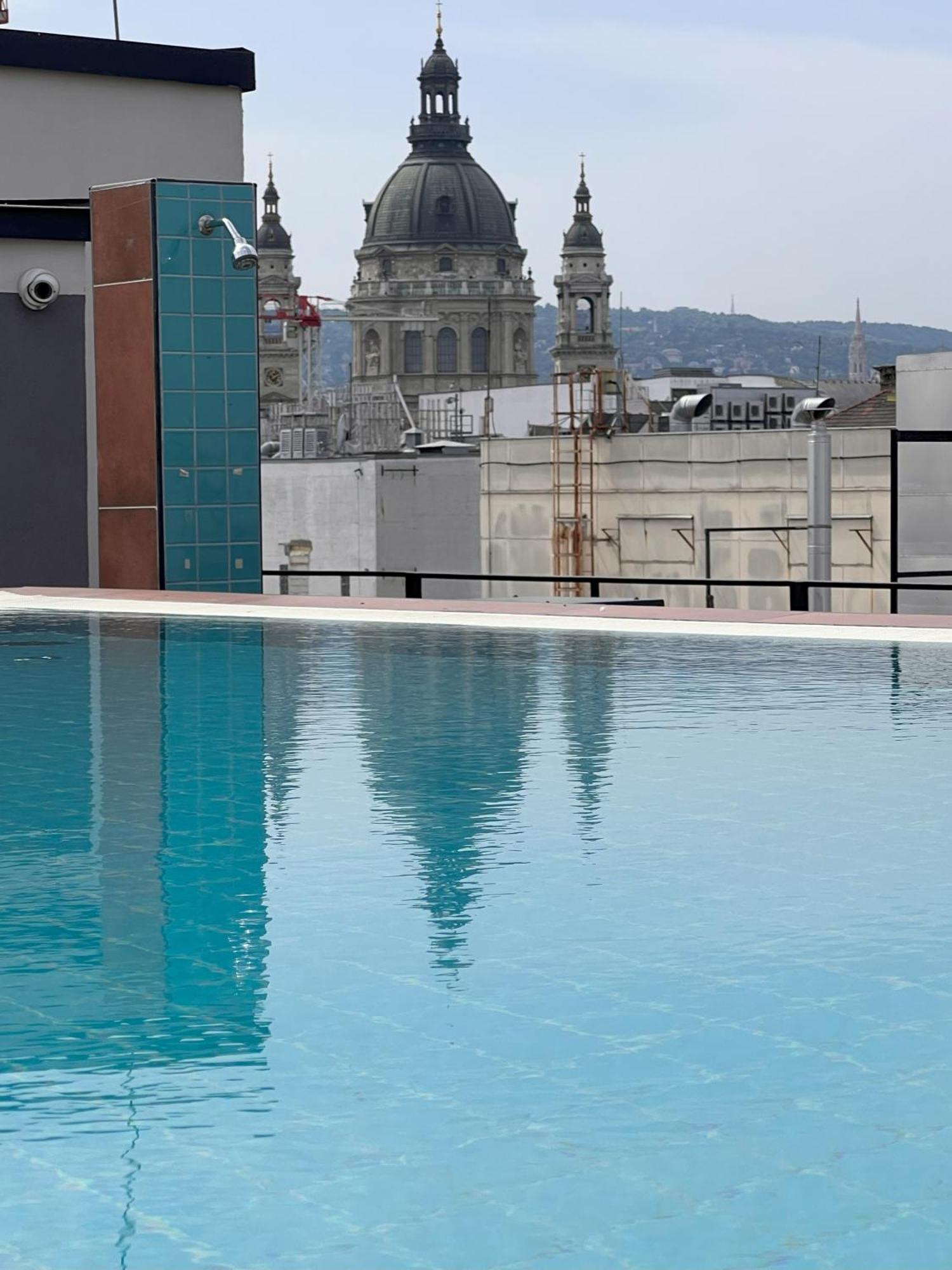 Luxe With Pool, Parking & Ac Apartamento