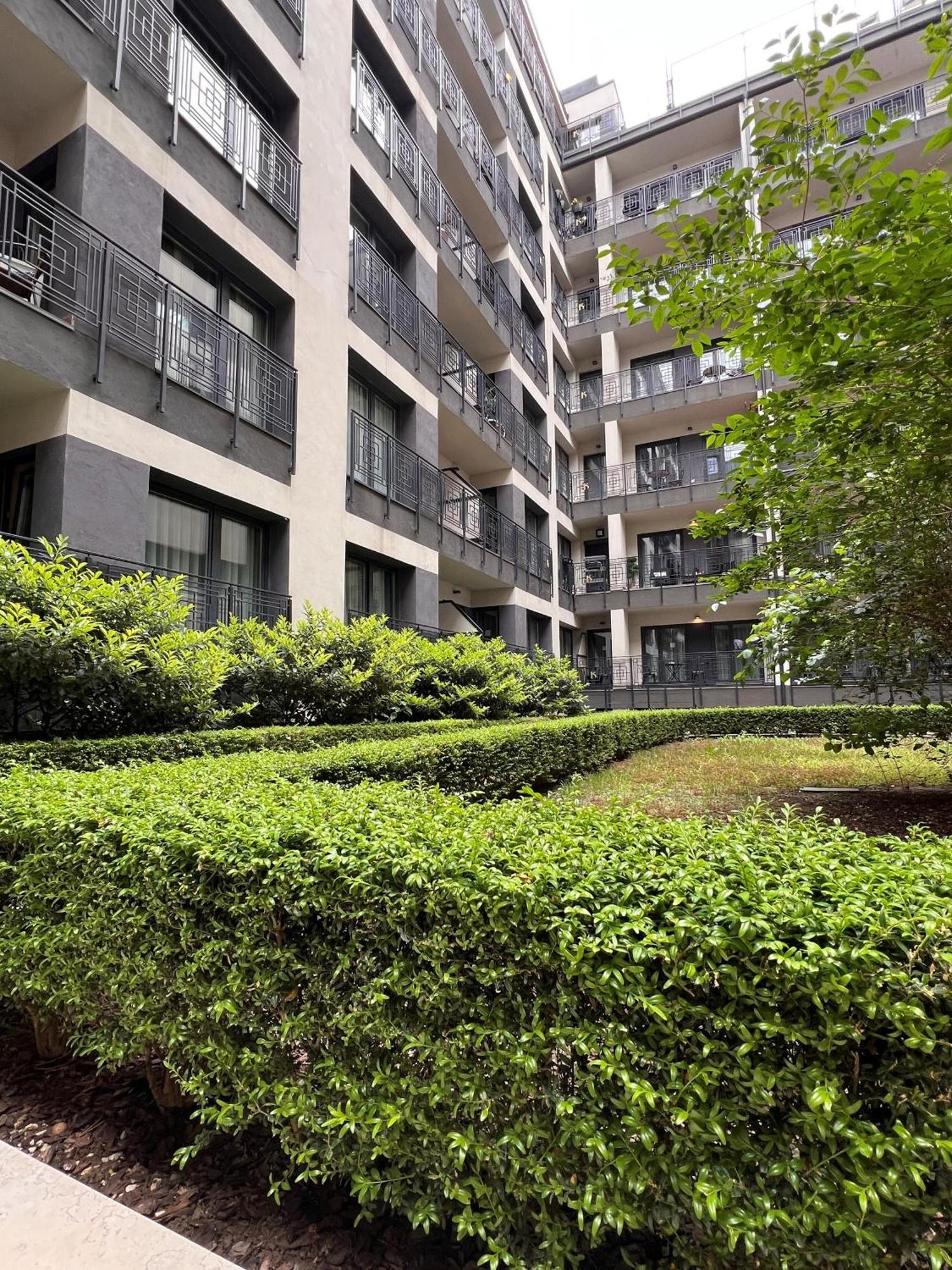Luxe With Pool, Parking & Ac Apartamento