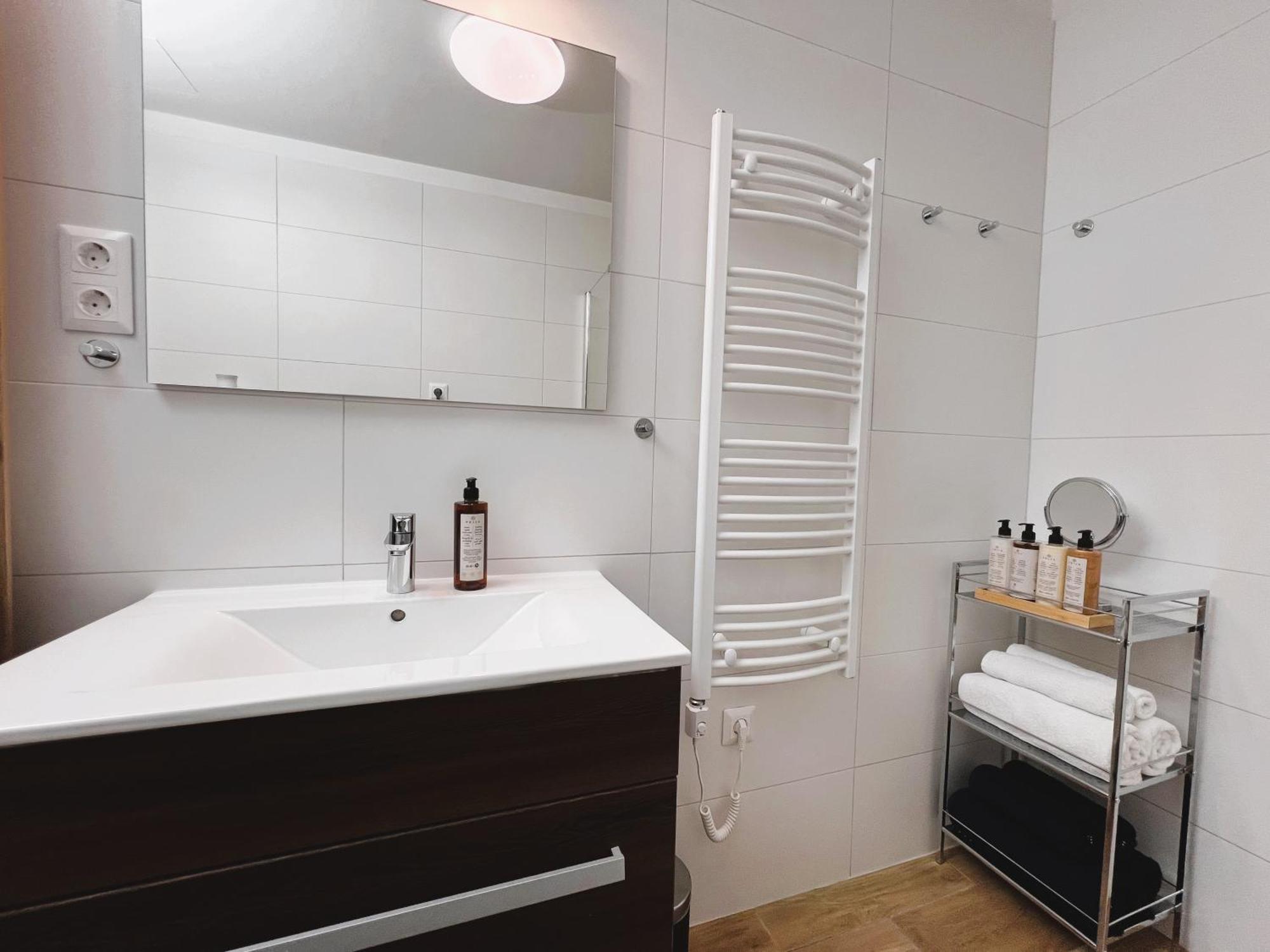 Apartment Luxe With Pool, Parking & Ac Budapest